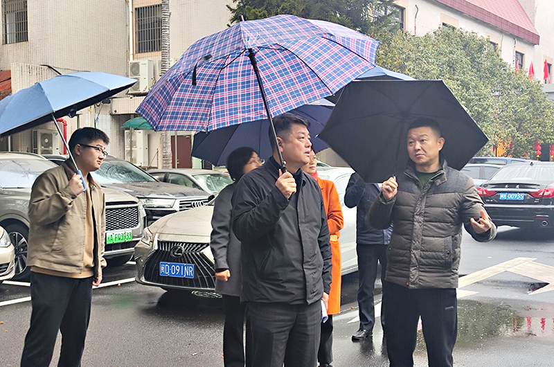 ���쵼�������������Ŀ�չ����ǰ��ȫ����������߷�ο�ʻ